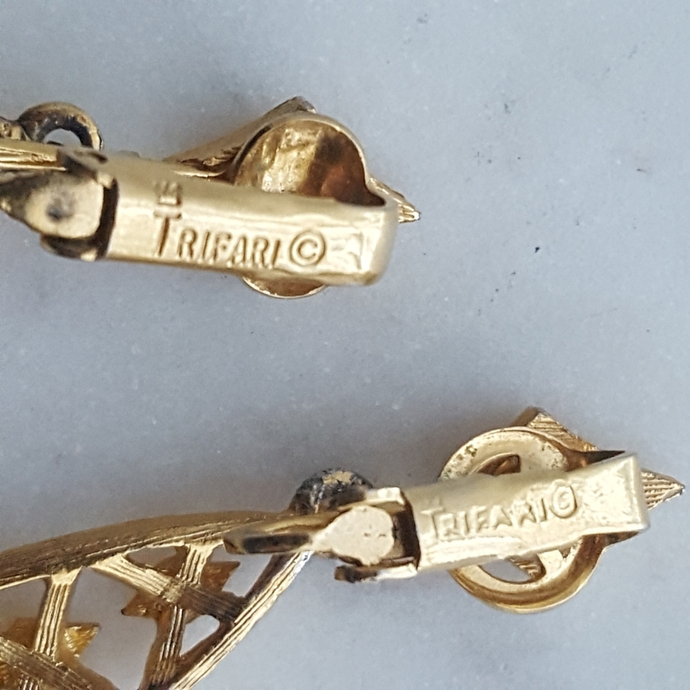 🌙Vtg Crown Trifari Clip On Earrings - Picture 3 of 10